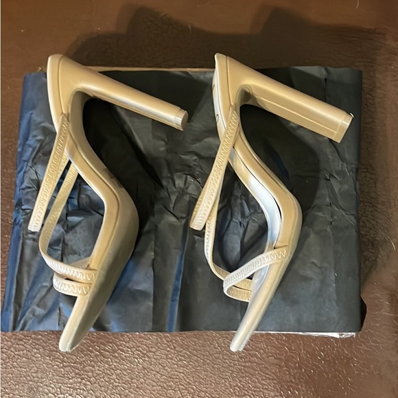 Nude/tan LuLus strappy heels Size 5 - Picture 3 of 5